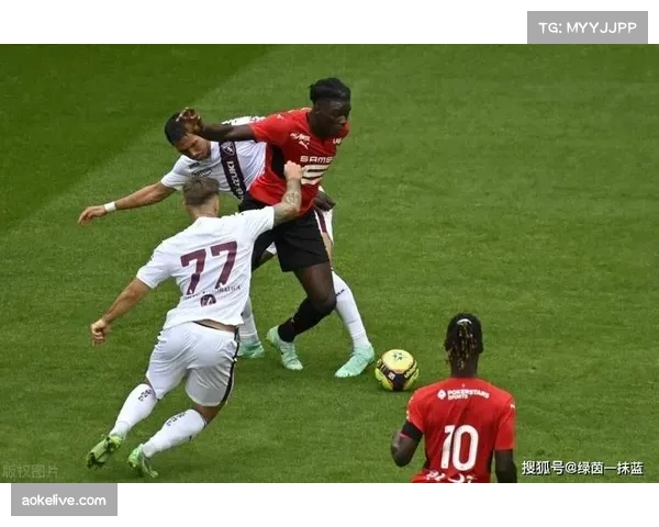 争议瞬间：雷恩球员投诉对方禁区内手球，主裁未予理会